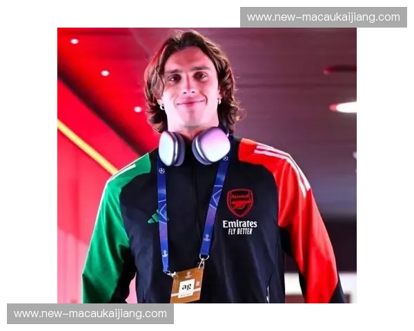 阿尔特塔长传革新破解高位压迫 阿森纳双轨进攻模式渐成型 阿尔特塔长传革新破解高位压迫 阿森纳双轨进攻模式渐成型